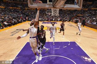 方面表现突 方面表现突