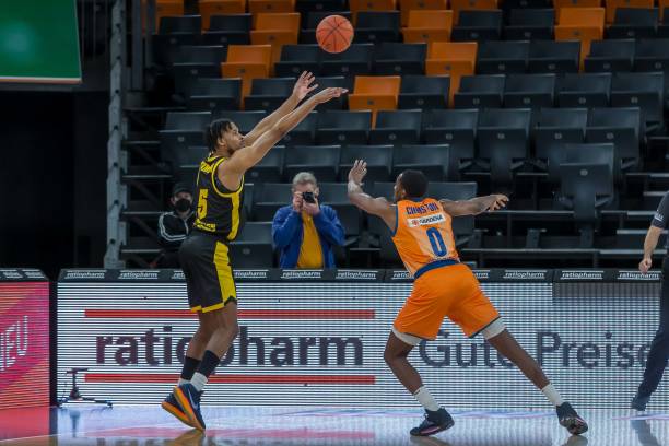 的头球完成 的头球完成